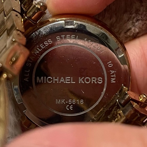 Michael kors chocolate bronze watch with a pearl texture surface - Picture 5 of 5